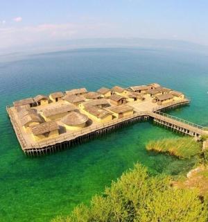 水中岛屿的鸟瞰图