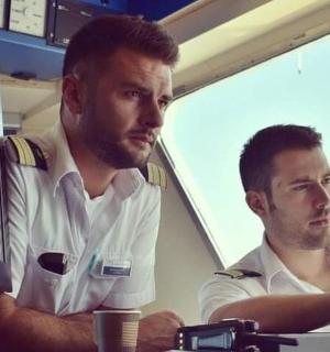 dva muži v uniformách sedící v letadle