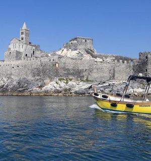 城堡前水中的一艘黄色小船