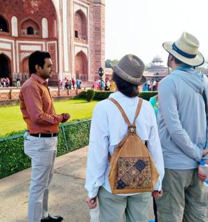 一群人站在一栋建筑物前