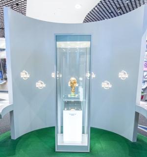 výstava se skleněnými dveřmi, v nichž je trofej