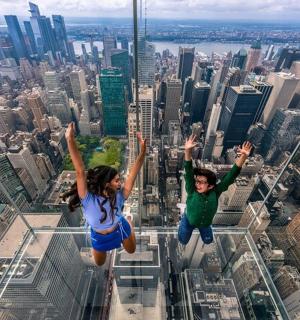 一对夫妇从摩天大楼的观景台顶部跳下