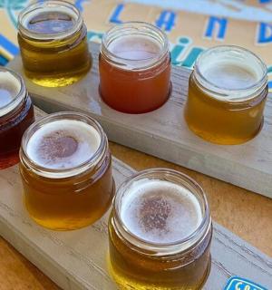 托盘上的一组蜂蜜罐