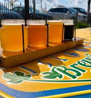 桌子上放着一盘四杯啤酒