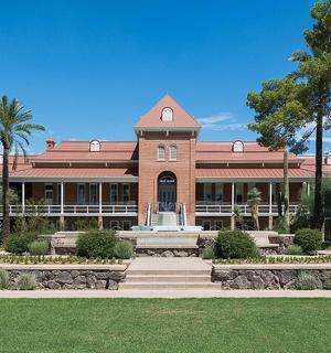 一座前面有喷泉的大型砖砌建筑