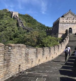 一群人在长城上行走