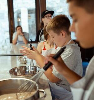 一群年轻人正在看手机