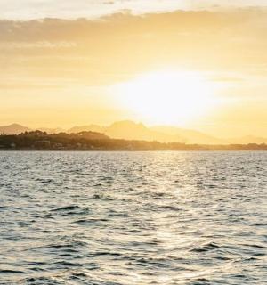 一大片水域上的日落