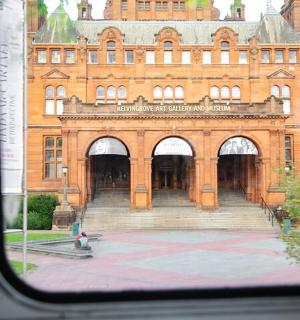 从窗户看到的一栋大楼