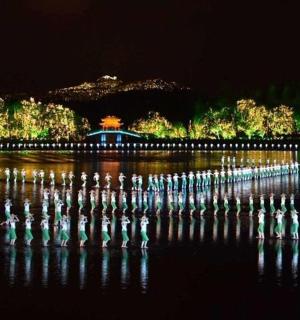 水中灯光闪烁的建筑夜景