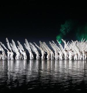 一大群穿着白色制服的人在水面上