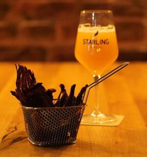 sklenice piva a košík těstovin na stole