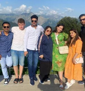 一群人在山中摆姿势拍照