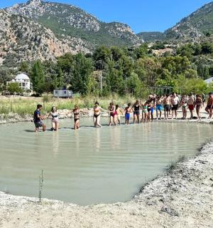 skupina lidí stojících v kaluži vody