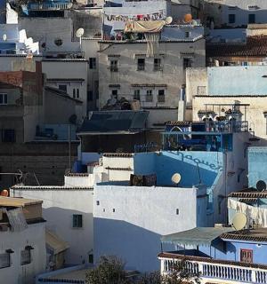 skupina budov s modrými zdmi a střechami