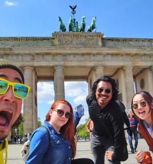 eine Gruppe von Menschen steht vor einem Denkmal