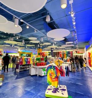 obchod s lidmi, kteří se procházejí po obchodě