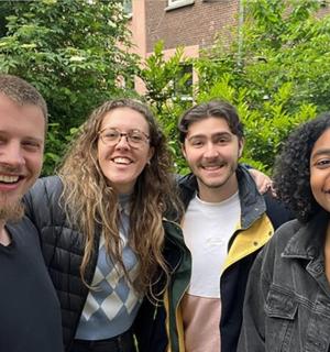 eine Gruppe von Menschen, die für ein Foto posieren