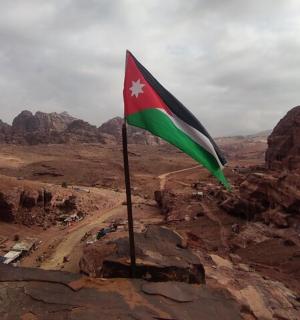 vlajka na vrcholu skalnaté hory