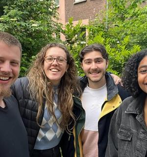 一群人摆姿势拍照