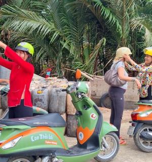 一群戴着头盔的人站在滑板车旁边