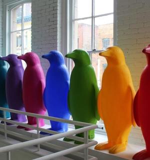 řada barevných váz na okenním parapetu