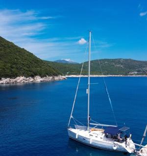 bílá loď plující ve velké vodní ploše