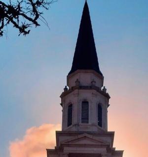 一座建筑顶部有尖顶的高塔