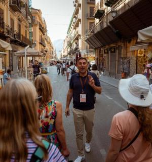 一群人在街上行走