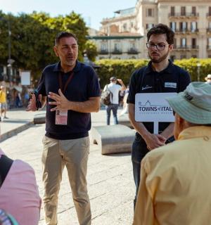 一名男子在一群人面前举着牌子