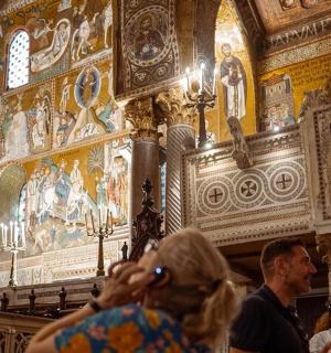 一群人站在教堂里，旁边还有一块屏幕