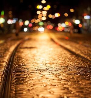 夜晚有灯光的湿漉漉的街道