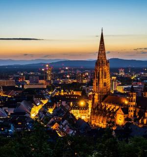 带有教堂的城市夜景