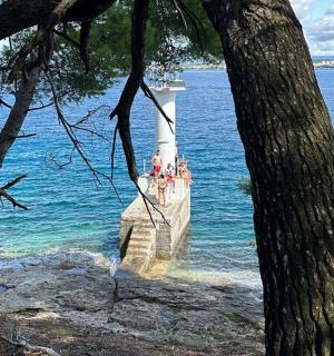 坐落在水中岩石上的灯塔