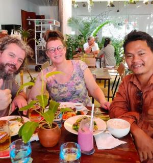 一群人坐在桌旁吃饭