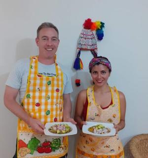 一男一女手捧食物盘子