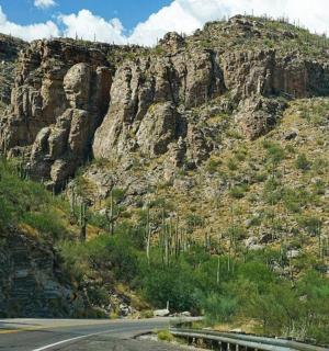 岩石山前的一条路