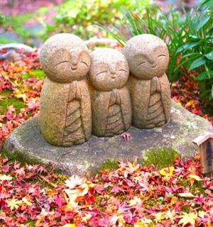 花园里岩石上的三尊石像