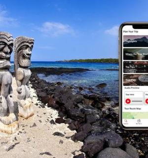 mobilní telefon vedle sochy u vody