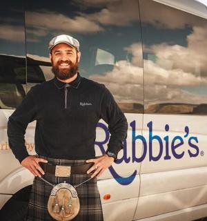 一名男子站在一辆白色货车前