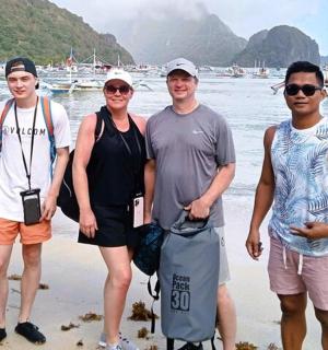 一群人站在海滩上