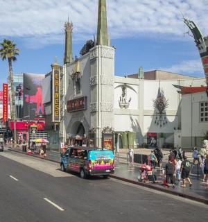 一条城市街道,街道繁忙,有一辆公共汽车