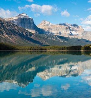 以群山为背景的湖景