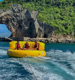 一群人乘坐木筏在水中