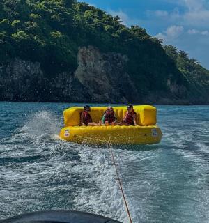 一群人乘坐木筏在水中