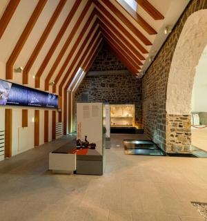 velká místnost s cihlovou zdí a obloukem