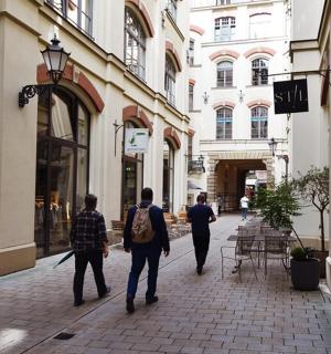 un grup de persones caminant per un carrer