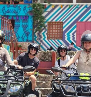 一群人骑着摩托车