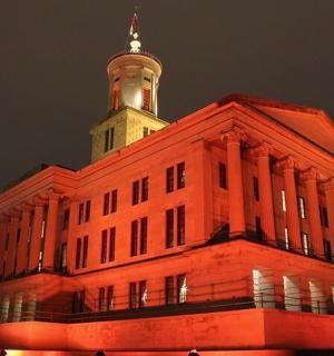 budova s hodinovou věží na vrcholu