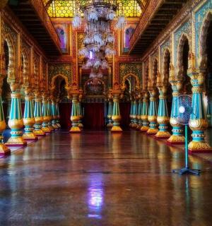 一间有柱子的华丽房间和一间有天花板的房间